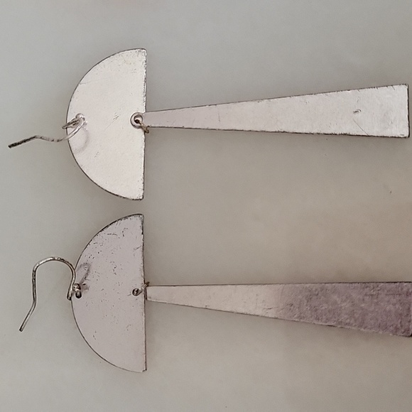 Modern contemporary silver tone earring. - Picture 3 of 4